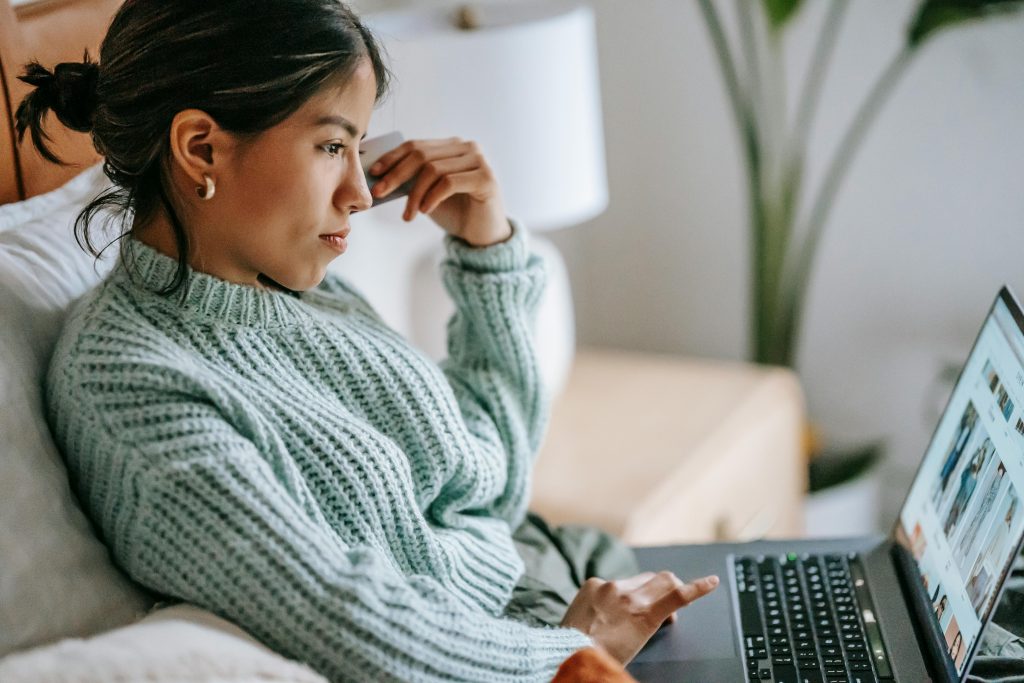 Chica buscando creadores de contenido UGC en redes sociales