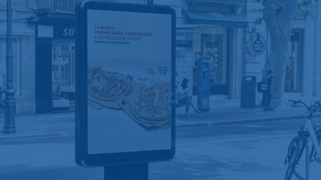 Mupi en una calle