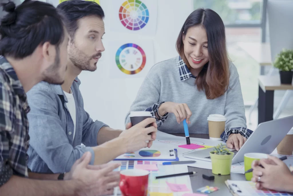 Equipo de agencia desarrollando estrategia de marketing de emociones en oficina