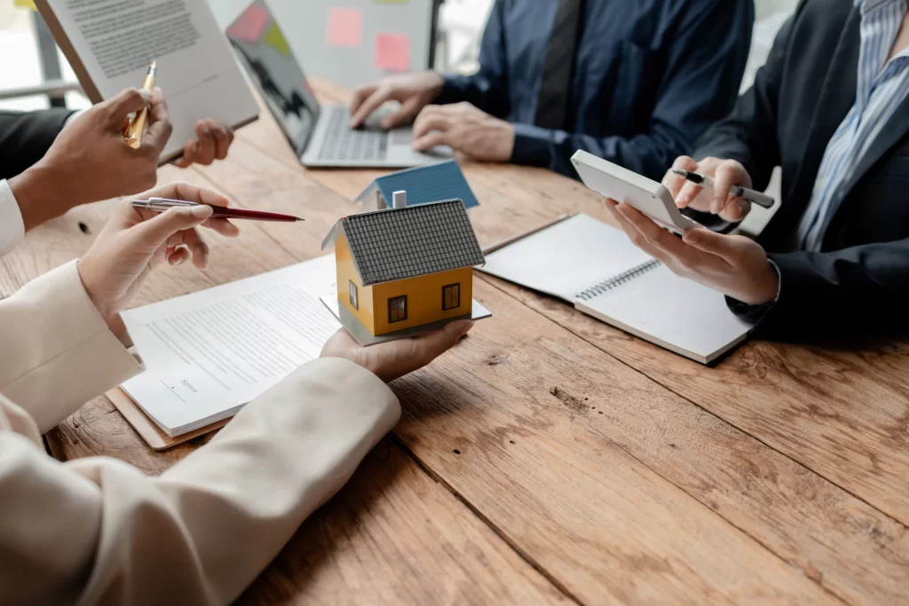 Asesor inmobiliario creando contenido de marketing para promocionar viviendas modernas